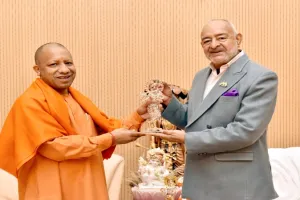 लखनऊ : CM योगी से मिले एडमिरल डीके जोशी, की चर्चा 