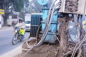 पीलीभीत: संभलकर करें सफर..खुले में रखे बिजली के ट्रांसफार्मर, नहीं कोई सुरक्षा इंतजाम.. हर वक्त हादसे का डर