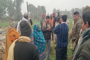 दीवार गिराने का मामला : विवाद सुलझाने पहुंचा प्रशासनिक अमला, नहीं बनी बात