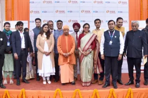 गोरखपुर में CM योगी ने महिलाओं को बांटी सिलाई मशीन, कहा - आपकी सुरक्षा, स्वावलंबन और सम्मान सरकार की शीर्ष प्राथमिकता  