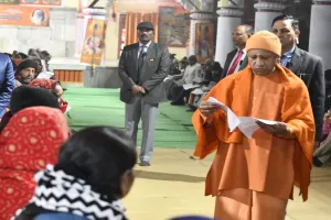 गोरखपुर में CM योगी ने सुनीं जनसमस्याएं, कहा - सबकी समस्या का निस्तारण सरकार की प्राथमिकता