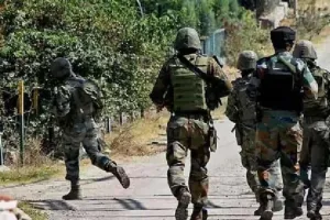 जम्मू कश्मीर: शोपियां में आतंकवादियों और सुरक्षाबलों के बीच मुठभेड़, एक आतंकी ढेर