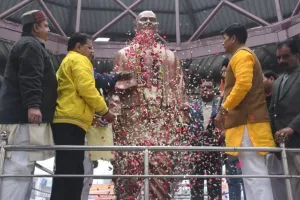 बरेली: पटेल चौक पर सरदार वल्लभ भाई पटेल की कांस्य प्रतिमा लगी, मेयर ने किया अनावरण