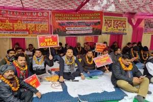 मुरादाबाद : पुरानी पेंशन योजना की बहाली की मांग को लेकर कर्मचारियों का आंदोलन शुरू