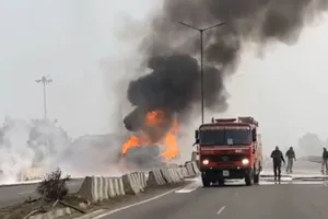 लुधियाना के पास तेल टैंकर में लगी आग, ड्राइवर, क्लीनर बाल-बाल बचे