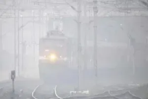 घने कोहरे की चपेट में आईं दिल्ली आने वाली दर्जनों ट्रेनें, सड़क... रेल यातायात प्रभावित