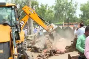 दिल्ली के गोकुलपुरी में डीडीए का अतिक्रमण हटाओ अभियान चला