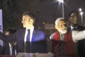 बड़ी संख्या में लोग... हाथ में तिरंगा तो दुसरी तरफ फ्रांस का राष्ट्रध्वज, PM मोदी ने राष्ट्रपति मैक्रों के साथ किया रोड शो