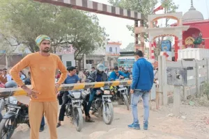 Auraiya News: अधर में लटका ओवरब्रिज निर्माण कार्य… क्रासिंग पर लगने वाले जाम से राहगीर परेशान 