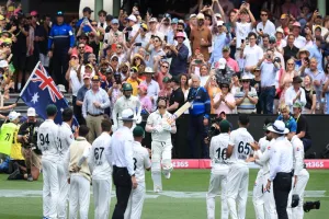 AUS vs PAK : ऑस्ट्रेलिया ने दी विदाई तो बीच मैदान पर रोने लगे डेविड वॉर्नर, देखिए PHOTOS 