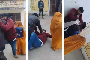 Banda News: मजदूरी न देने पर सचिव की चप्पलों से धुनाई, तीन के खिलाफ FIR दर्ज, देखें- VIDEO 