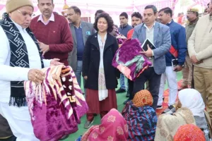 Banda: राज्यमंत्री कारागार धर्मवीर प्रजापति ने मंडल कारागार में बांटे कंबल व इनर, बोले- कैदी संकल्प लें, जेल से छूटकर दोबारा नहीं करेंगे गलती 