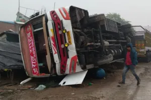 Kanpur Dehat Accident: अनियंत्रित होकर डबल डेकर बस पलटी… कोहरे के चलते हुआ हादसा