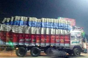 बरेली: ओवरलोड ट्रक का चालान करने पर एआरटीओ को कुचलने की कोशिश, नैनीताल हाइवे पर कार से एआरटीओ की कार में मारी टक्कर