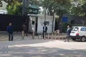 मुख्यमंत्री आवास की ओर जाने वाले मार्गों को अवरुद्ध करने के दावे को पुलिस ने किया खारिज