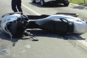 गरमपानी: हाइवे पर तेज रफ्तार कार ने स्कूटी सवार को उड़ाया