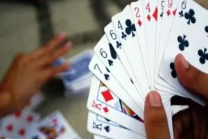 हल्द्वानी: चौकी प्रभारी पुलिस कर्मियों के साथ खेल रहे थे जुआ...फिर आया कहानी में Twist