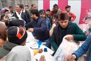 बरेली: मकर संक्रांति पर खिचड़ी भोज का आयोजन, पशुधन मंत्री ने गरीबों में बांटे कंबल