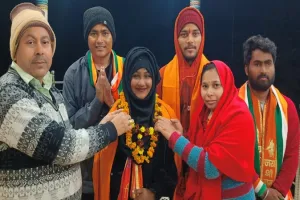 सिर पर हिजाब और हांथ में रामध्वज लेकर मुंबई से पैदल अयोध्‍या जा रहीं शबनम शेख, 38वें दिन हलियापुर में हुआ भव्य स्वागत