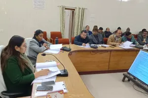 गोंडा: भुगतान में शिथिलता पर डीएम ने लेखा प्रबंधक को लगाई फटकारा, सीडीओ ने रोका मानदेय 