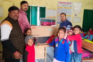 हरदोई: LED TV पर बच्चे पढ़ेंगे A-B-C-D, गणतंत्र दिवस पर बच्चों को दिया गिफ्ट