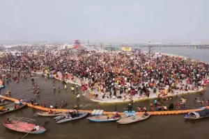 प्रयागराज: कड़ाके की ठंड में पौष पूर्णिमा पर गंगा में 7 लाख 75 हजार से ज्यादा स्नानार्थियों ने डुबकी लगाई 