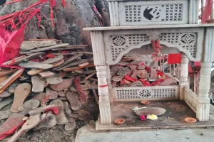 सैकड़ों वर्ष पुराने प्रयागराज के इस मंदिर में मन्नतें पूरी होने पर भक्त चढ़ाते हैं चरण पादुका, दूर-दूर से आते हैं लोग