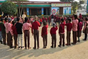 बहराइच: 28 दिन बाद खुले स्कूल तो चहक उठे बच्चे, गुनगुनी धूप ने बच्चों को ठंड से दिलाई राहत 