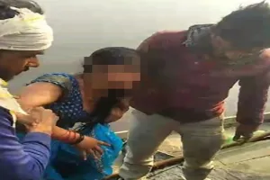 इटावा: दो साल से जेल में है पति, परेशान महिला ने यमुना में लगा दी छलांग, अंतिम संस्कार कर रहे लोगों ने बचाई जान