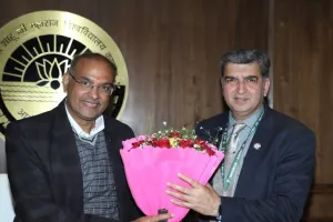 Kanpur: डिफेंस सेक्टर में CSJMU और DMSRDE करेंगे साझा अनुसंधान, कुलपति प्रो. विनय कुमार पाठक ने MOU किया साइन 