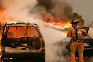 किच्छा: हादसे के बाद कार में लगी आग, बाल-बाल बचे दो सवार