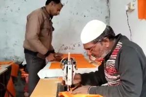 Fatehpur News: रामलला की भक्ति में डूबे जेल में बंद हिन्दू-मुस्लिम बंदी... सिलाई मशीन में बना रहे कपड़े