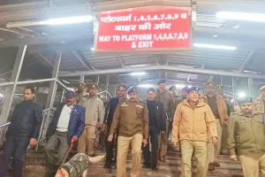 एडीजी रेलवे ने अधिकारियों के साथ चारबाग स्टेशन,ट्रेनों में चलाया चेकिंग अभियान