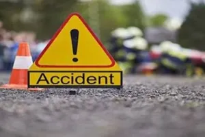 संभल : दूध से भरे टैंकर की टक्कर से कार सवार दो लोगों की मौत, एक गंभीर