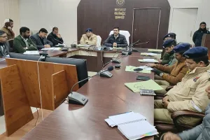 सोशल मीडिया पर भड़काऊ टिप्पणी करने वालों पर करें कड़ी कार्रवाई: डीएम