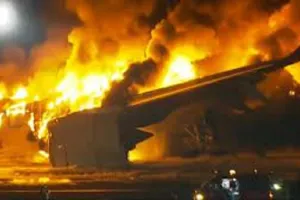 कैसे हुआ हादसा? जापान में विमानों की टक्कर के मामले में परिवहन अधिकारियों और पुलिस ने शुरू की अलग अलग जांच 