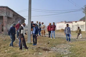 रामपुर : भमरौआ मंदिर परिसर में पैमाइश करने पहुंची पालिका की टीम