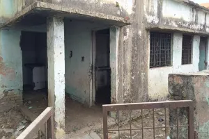 संभल: स्वास्थ्य उपकेंद्र का भवन जर्जर, पंचायत भवन में बांटी जा रही दवा