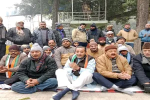 मुरादाबाद: अयोध्या में कांग्रेस के झंडे के अपमान के विरोध में कांग्रेसियों ने उपवास रखा