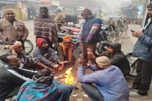 रामपुर: घने कोहरे ने सुस्त की जिंदगी की रफ्तार, ठिठुरन बढ़ने पर लोगों ने अलाव जलाकर सेंके हाथ 