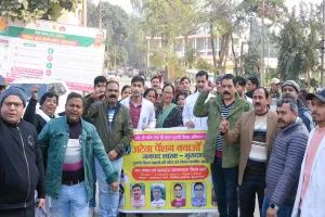 मुरादाबाद : पुरानी पेंशन बहाली को आंबेडकर पार्क से निकाला मार्च