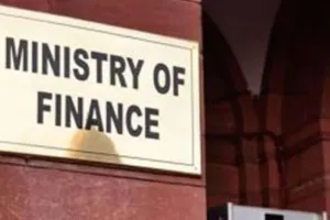 सरकार ने तेल कंपनियों को बजट समर्थन किया आधा, रणनीतिक तेल भंडार भरना टाला 