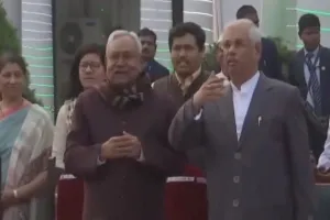 बिहार में सियासी हलचल, राजभवन में जलपान में शामिल हुए नीतीश कुमार, नहीं आए तेजस्वी 