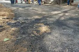 गरमपानी: एक महीने में ही उधड़ने लगे गुणवत्ताविहीन डामरीकरण की परतें