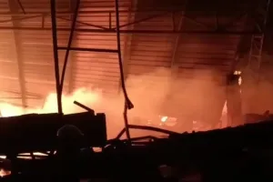 चिनहट स्थित प्लाई फैक्ट्री में लगी भीषण आग,  नौ फायर ब्रिगेड की गाड़ियों के साथ दमकल कर्मियों ने पाया काबू 