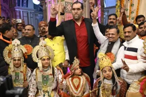 Ayodhya Ram Mandir: बजाओ ढोल स्वागत में मेरे घर राम आए हैं… रामलला मंदिर से निकली सनातन यात्रा, द ग्रेट खली हुए शामिल