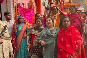 Ayodhya Ram Mandir: जश्न-बधाई गाते हुए झूम के नाचे किन्नर, अर्द्धनारीश्वर मंदिर में दिन भर चला भंडारा