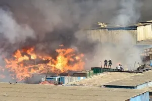 मुंबई: गोवंडी में कई दुकानों में आग लगी, बुझाने के प्रयास जारी