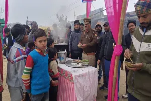 मुरादाबाद : पुलिस-पब्लिक की आपसदारी का भोज, 600 लोगों ने खाई खिचड़ी...देखें VIDEO