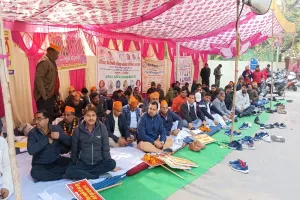 मुरादाबाद : 'हमें प्रधानमंत्री की गारंटी स्कीम चाहिए', सरकार के खिलाफ गुस्साए कर्मचारियों ने दिखाई एकता